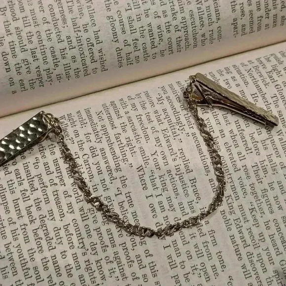 Vintage goldtone sweater clips - Picture 8 of 9